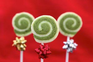 greenteacookiepop 15 300x200 Green Tea Swirl Cookie Pops