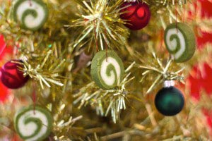 greenteacookiepop 17 300x200 Christmas Cookie Ornaments